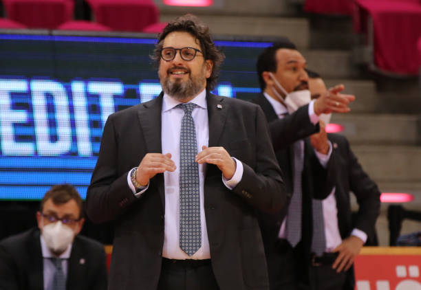 詹姆斯：穿23号确实是因为乔丹 但签耐克是因为他们开了7年9000万.